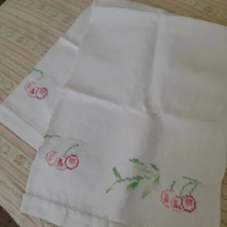 Asciugamani antico con ricamo ciliegie