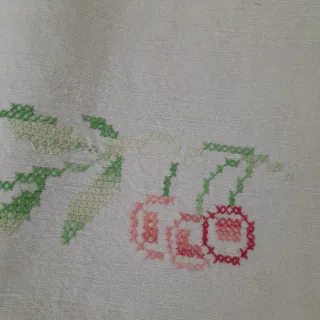 Asciugamani antico con ricamo ciliegie