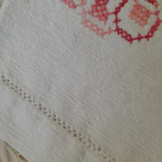 Asciugamani antico con ricamo ciliegie