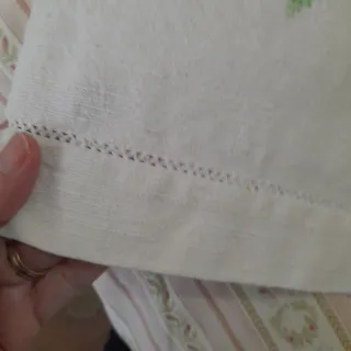 Asciugamani antico con ricamo ciliegie