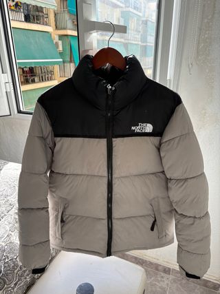 Chaqueta The North Face acolchada gris y negra
