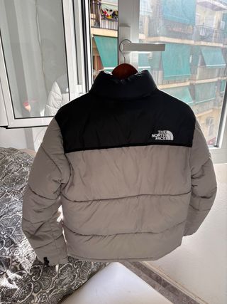 Chaqueta The North Face acolchada gris y negra