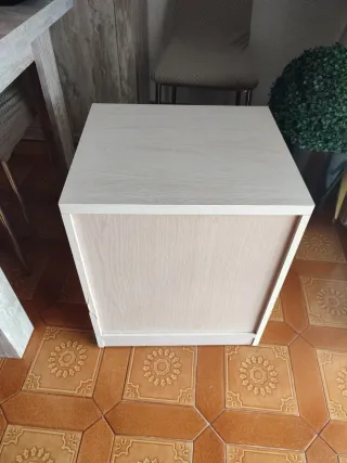 Mesita de noche de madera clara