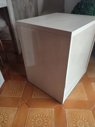 Mesita de noche de madera clara