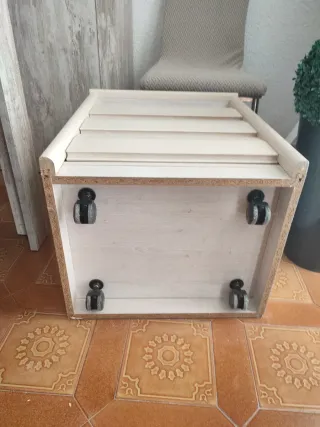 Mesita de noche de madera clara