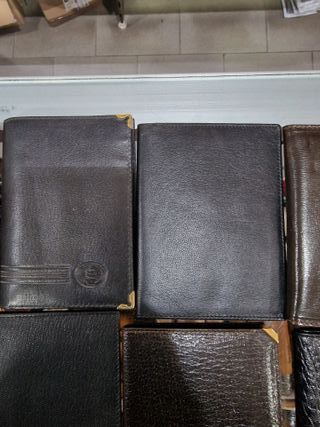 Billeteras de hombre en buen estado