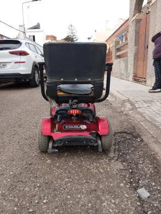 Silla de ruedas eléctrica roja