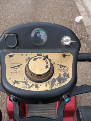 Silla de ruedas eléctrica roja