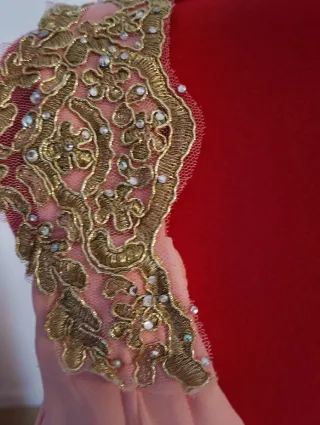 Vestido de fiesta rosa con detalles dorados