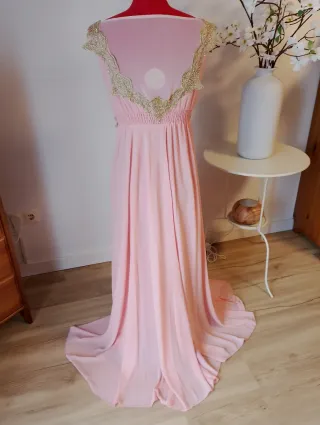 Vestido de fiesta rosa con detalles dorados