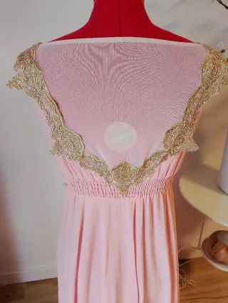 Vestido de fiesta rosa con detalles dorados