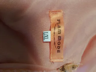 Vestido de fiesta rosa con detalles dorados