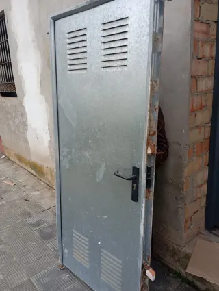 Puerta metálica con marco