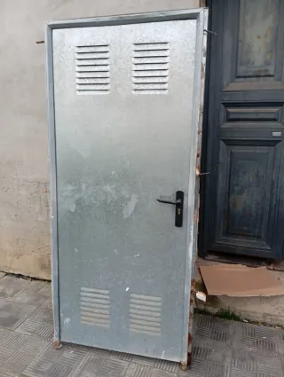 Puerta metálica con marco
