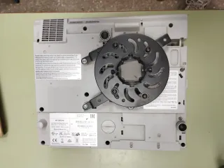 Proyector Hitachi Gris y Blanco.