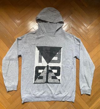Sudadera Gris con Diseño 1992