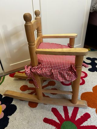 Mecedora de madera para niña
