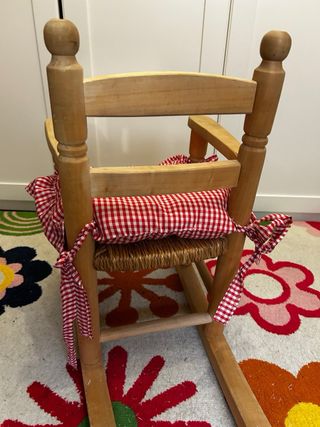 Mecedora de madera para niña