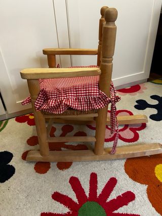 Mecedora de madera para niña