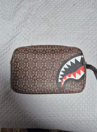Pochette Sprayground marrone con squalo