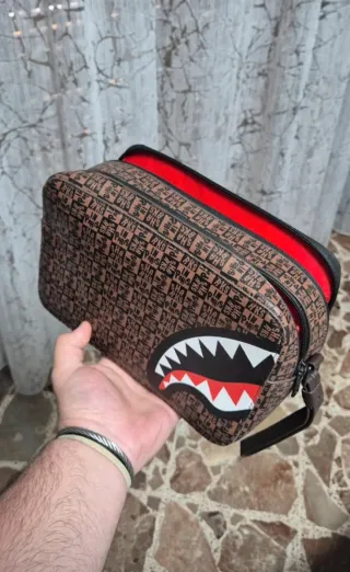 Pochette Sprayground marrone con squalo