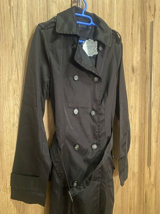 Gabardina negra con cinturón