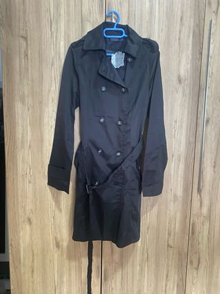 Gabardina negra con cinturón