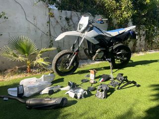 Yamaha WR125X Supermotard + Casco