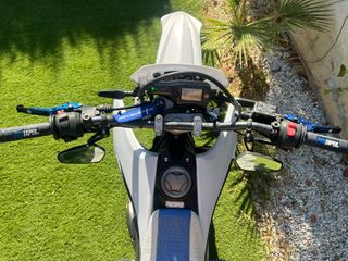 Yamaha WR125X Supermotard + Casco