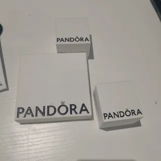 Cajas y bolsas de regalo Pandora