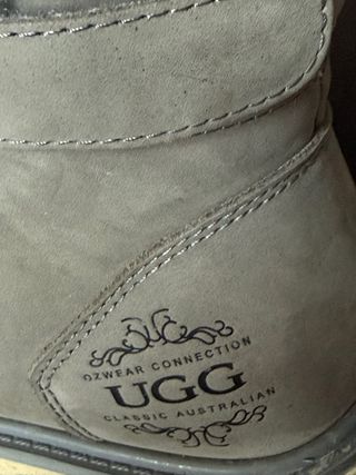 Botas UGG grises con una sola puesta