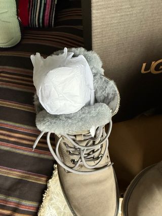 Botas UGG grises con una sola puesta