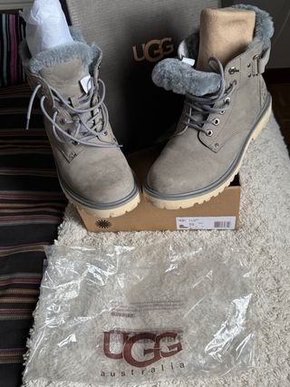 Botas UGG grises con una sola puesta