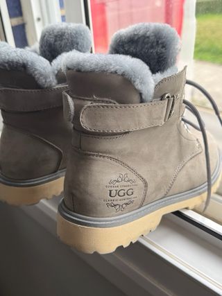 Botas UGG grises con una sola puesta