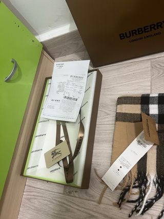 Bufanda Burberry Clásica Check Beige y Roja