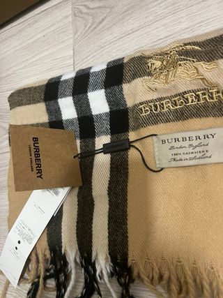 Bufanda Burberry Clásica Check Beige y Roja