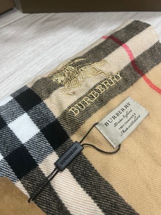 Bufanda Burberry Clásica Check Beige y Roja