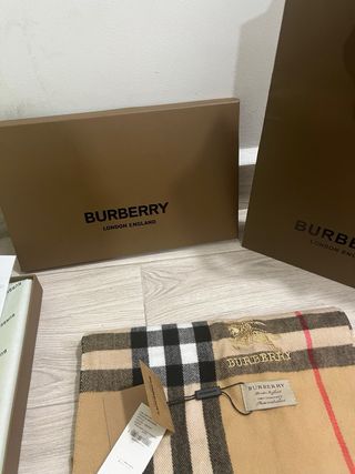 Bufanda Burberry Clásica Check Beige y Roja