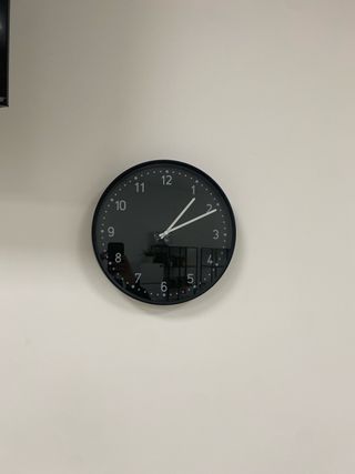 Reloj de pared negro y blanco