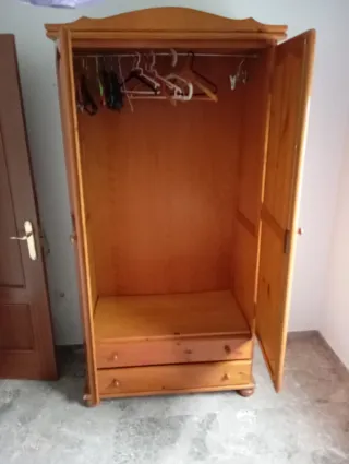Armario de madera dos puertas
