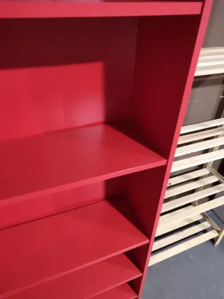 Estantería roja de madera