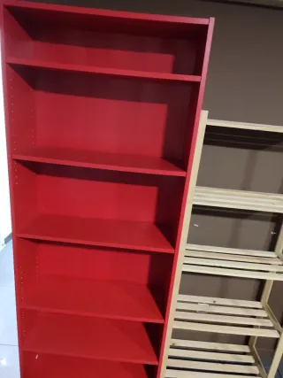 Estantería roja de madera