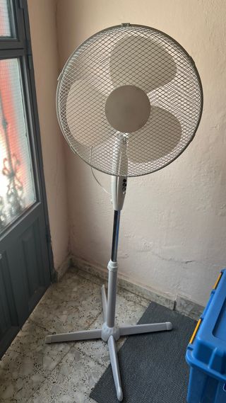 Ventilador de pie plateado y blanco
