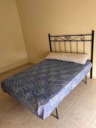 Cama 1.35m con cabecero metálico