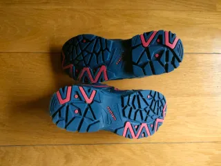 Zapatillas Neakpeak Negras y Rojas (talla 37)