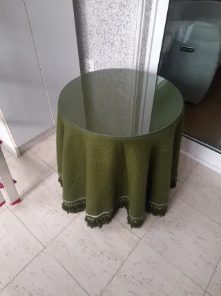 Mesa redonda con faldita verde y cristal protector