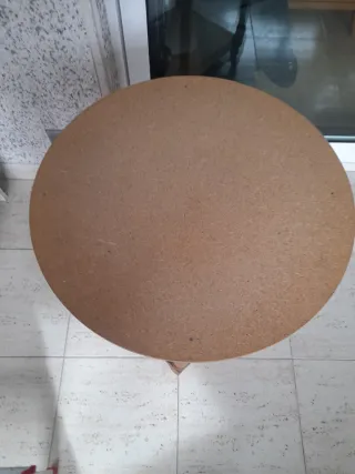 Mesa redonda con faldita verde y cristal protector