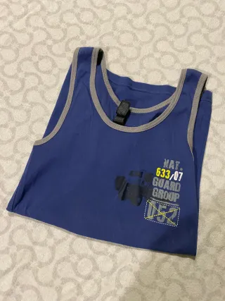 Camiseta sin mangas azul con estampado