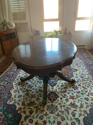 Mesa de comedor antigua de madera