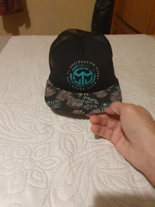 Gorra negra con estampado tropical